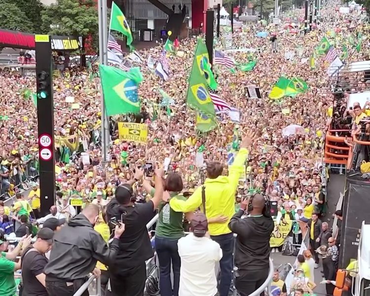 Bolsonaro arrasta multidão na Av. Paulista em favor da anistia dos presos do dia 8 de janeiro