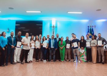 Servidores aprovados em concurso da Câmara de Candeias tomam posse