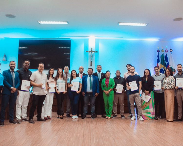 Servidores aprovados em concurso da Câmara de Candeias tomam posse