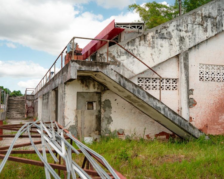 Vereador denuncia estádio municipal de São Sebastião do Passé abandonado