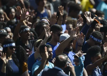 Crescimento evangélico no Brasil dispara e projeção aponta maioria até 2030