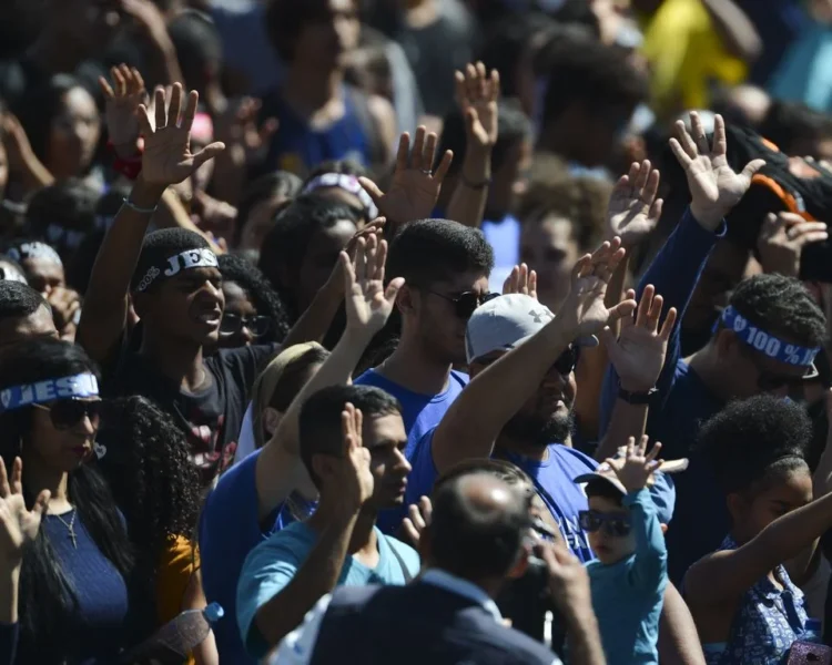 Crescimento evangélico no Brasil dispara e projeção aponta maioria até 2030