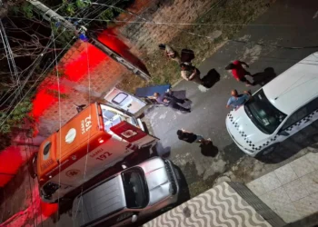 Homem tenta assaltar posto de combustíveis e é espancado por populares em Lauro de Freitas