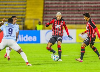 Com falha bizarra, Vitória perde para o Universidad e é eliminado da Sul-Americana