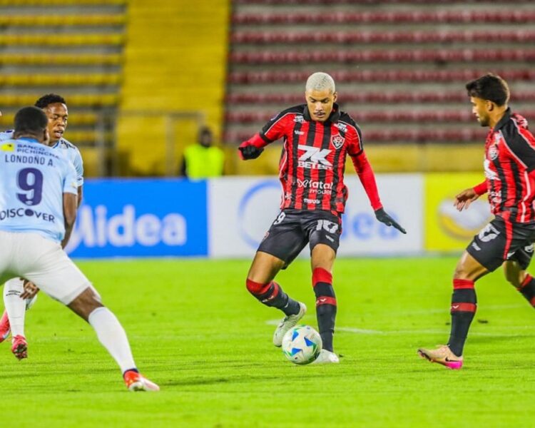Com falha bizarra, Vitória perde para o Universidad e é eliminado da Sul-Americana