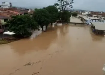 Rio transborda e famílias ficam desabrigadas em Santo Amaro
