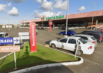 Tiroteio deixa duas pessoas baleadas e clientes em pânico em supermercado de Salvador