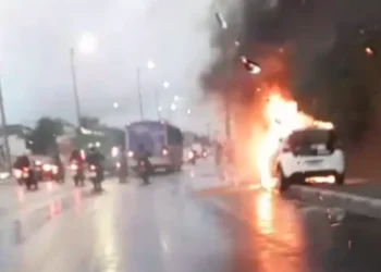 Carro pega fogo em Lauro de Freitas
