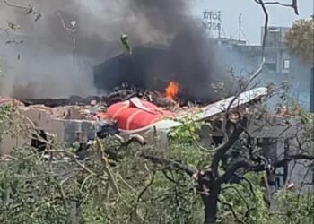 Avião com 242 pessoas cai após decolagem na Índia