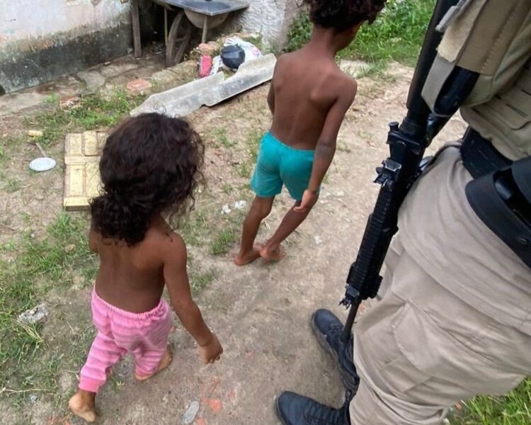 PM resgata crianças em condições insalubres em Camaçari; denúncia motivou ação
