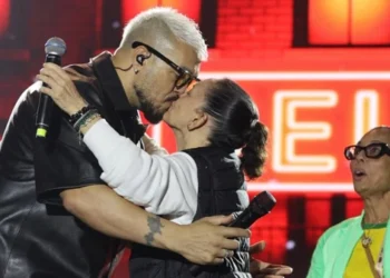 Prefeita de Conceição do Jacuípe beija cantor Belo em festa de São João