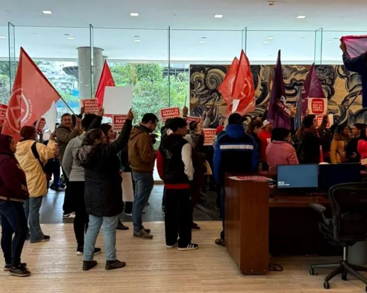 URGENTE! MST invade banco Itaú cobrando mais impostos