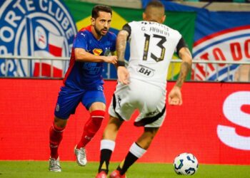 No apagar das luzes, Bahia vence o Atlético-MG e entra no G-4 do Brasileirão