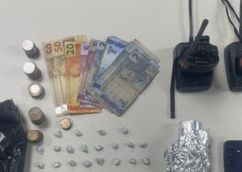 Homem é preso com drogas e rádios comunicadores em Camaçari