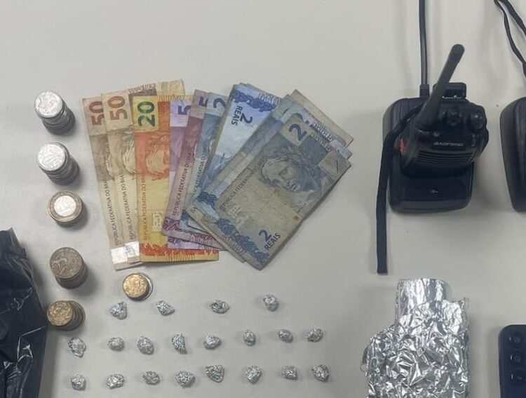 Homem é preso com drogas e rádios comunicadores em Camaçari