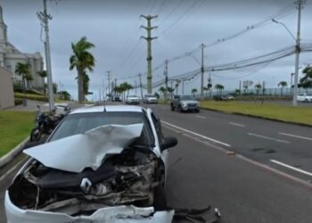 Carro fica destruído após bater em poste na Avenida Paralela, em Salvador