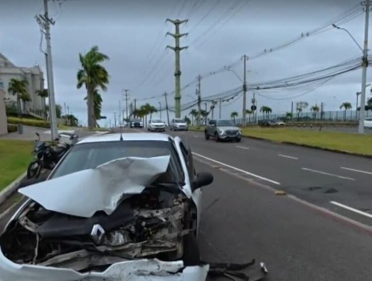 Carro fica destruído após bater em poste na Avenida Paralela, em Salvador
