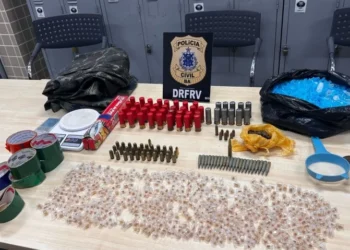 Suspeitos abandonam munições de fuzil e drogas durante ação policial em Lauro de Freitas