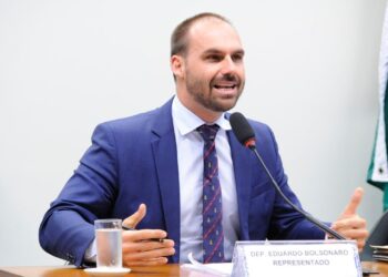 URGENTE: Eduardo Bolsonaro afirma que abrirá mão do mandato e permanecerá nos EUA