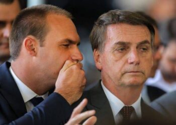 Moraes proíbe Jair Bolsonaro de falar com filho Eduardo