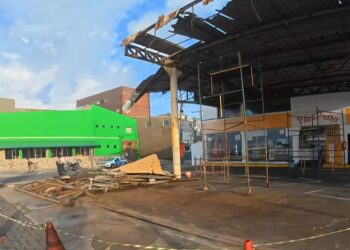 Teto de posto de combustíveis desaba na orla de Salvador