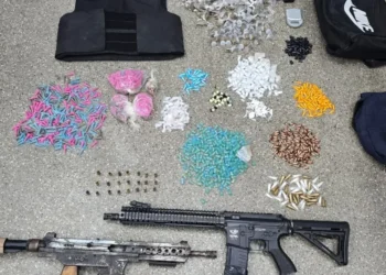 Submetralhadora e drogas são apreendidas pela PM na Fazenda Grande do Retiro, em Salvador