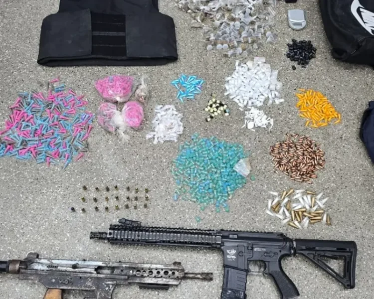 Submetralhadora e drogas são apreendidas pela PM na Fazenda Grande do Retiro, em Salvador