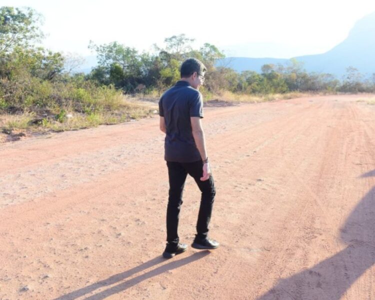 ACM Neto denuncia obra incompleta no interior da Bahia: ‘Jerônimo prometeu 30 km de estrada, mas só construiu 1km’