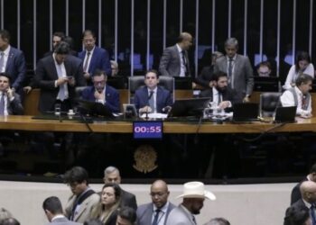 Câmara aprova PEC que protege parlamentares de perseguições inclusive do STF