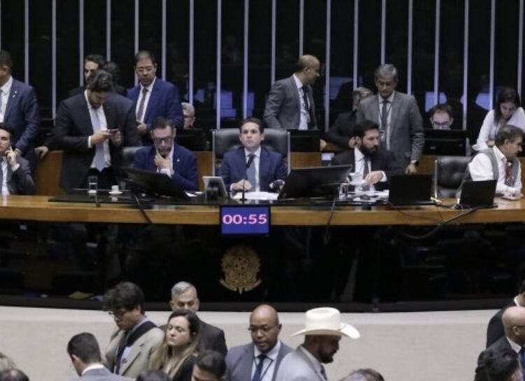 Câmara aprova PEC que protege parlamentares de perseguições inclusive do STF