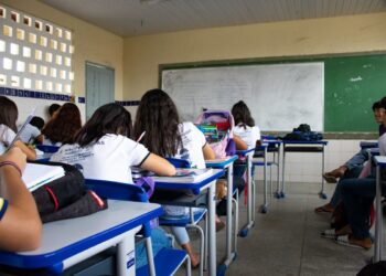 Governador Jerônimo adia pagamento do abono dos precatórios aos professores; educadores criticam