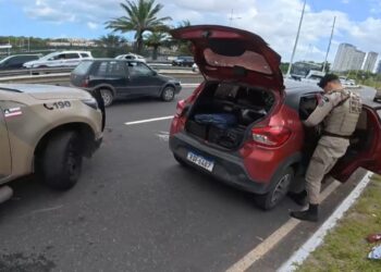 Perseguição termina em tiroteio e deixa três feridos na Avenida Bonocô