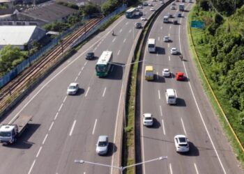Caminhão tomba em Candeias e provoca interdição na BR-324 sentido Salvador