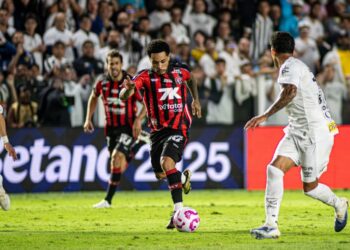 Vitória vence o Santos na Vila Belmiro pelo Brasileiro