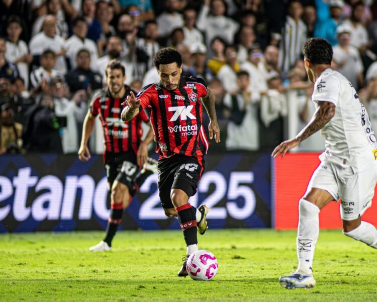 Vitória vence o Santos na Vila Belmiro pelo Brasileiro