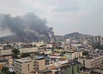 Em megaoperação nos complexos do Alemão e da Penha, policiais tentam prender 100 do Comando Vermelho