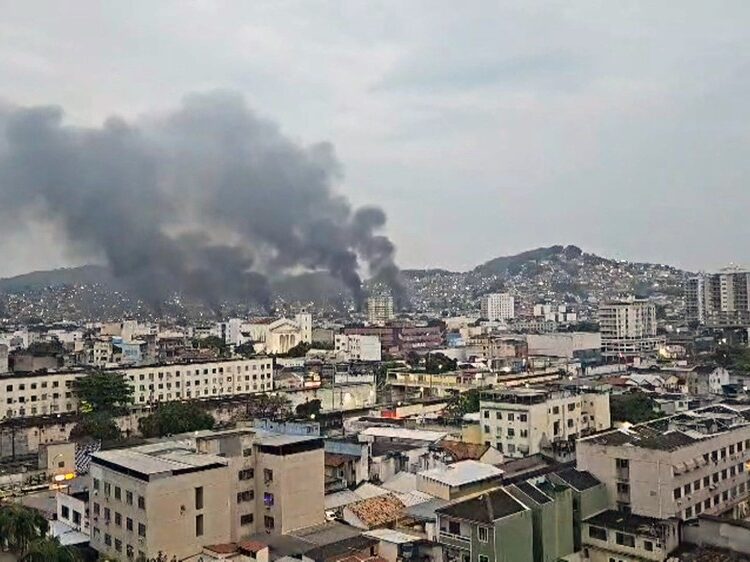 Em megaoperação nos complexos do Alemão e da Penha, policiais tentam prender 100 do Comando Vermelho