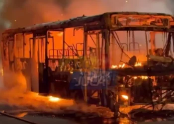 Suspeitos de integrar facção criminosa incendeiam ônibus no Itaigara, em Salvador
