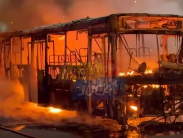 Suspeitos de integrar facção criminosa incendeiam ônibus no Itaigara, em Salvador