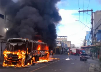 Ônibus é destruído após incêndio causado por pane elétrica no bairro do Uruguai