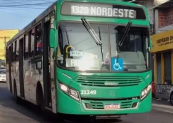 Ônibus deixam de circular no Nordeste de Amaralina após menina de 9 anos ser baleada em confronto