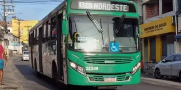 Ônibus deixam de circular no Nordeste de Amaralina após menina de 9 anos ser baleada em confronto