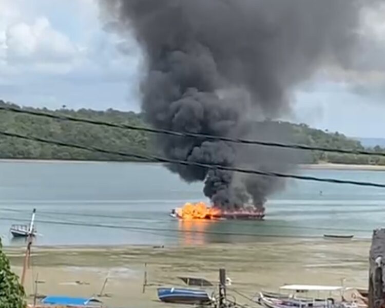 URGENTE! Incêndio em balsa deixa três feridos em Madre de Deus