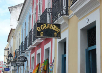 Tradicional “O Cravinho Bar” é interditado após operação contra bebidas falsificadas no Pelourinho