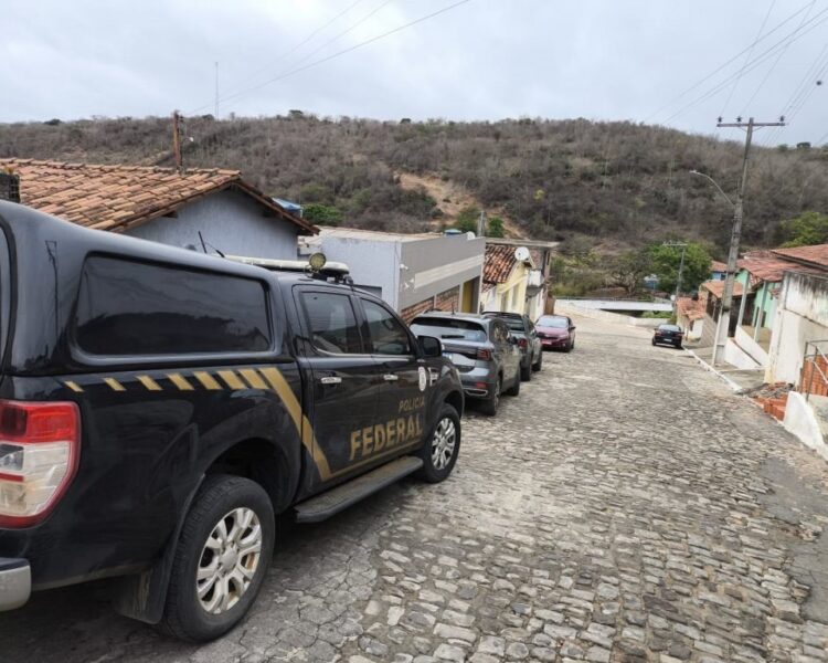 PF deflagra operação contra desvio de recursos públicos e mira quatro prefeitos