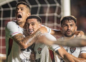 Fora de casa, Vitória bate o Sport e dorme fora da zona de rebaixamento