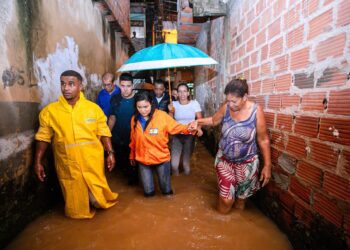 Prefeita Débora Regis monitora situação nas ruas e fortalece apoio às famílias atingidas pela chuva