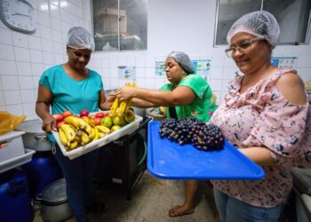 Prefeitura distribui alimentos a famílias atingidas pelas chuvas em Lauro de Freitas