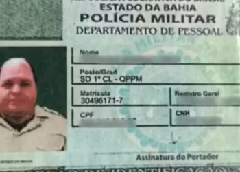 Homem é preso após se passar por policial e apresentar documento falso em Lauro de Freitas