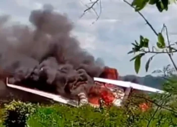 URGENTE: Avião com parlamentares faz pouso forçado e pega fogo
